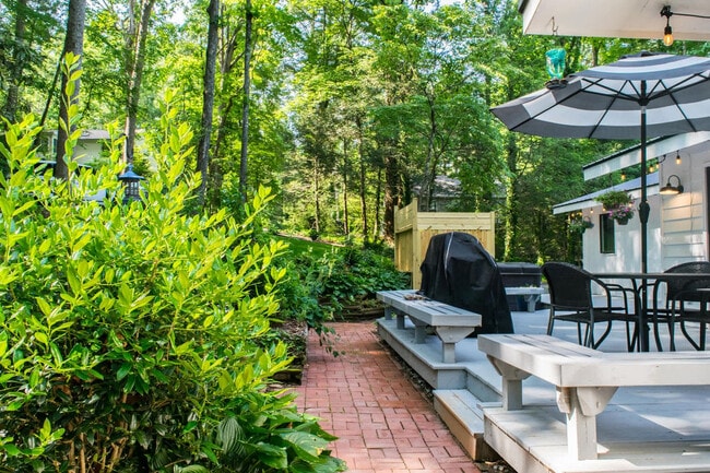 Building Photo - 2750 Holly Hill Dr