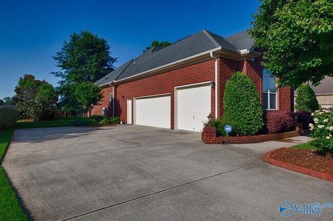 Building Photo - 230 Bishop Farm Way