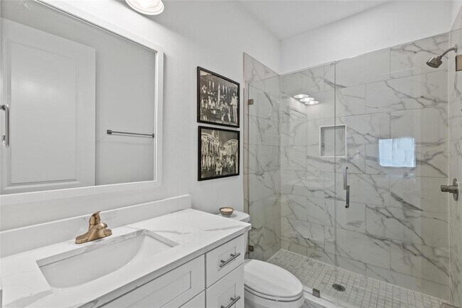 Building Photo - 218 Park Lake St