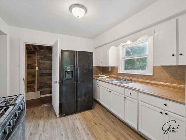 Building Photo - $1200 3 bedroom bungalow