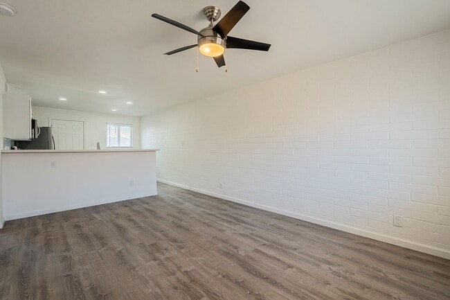 Building Photo - Renovated open floorplan