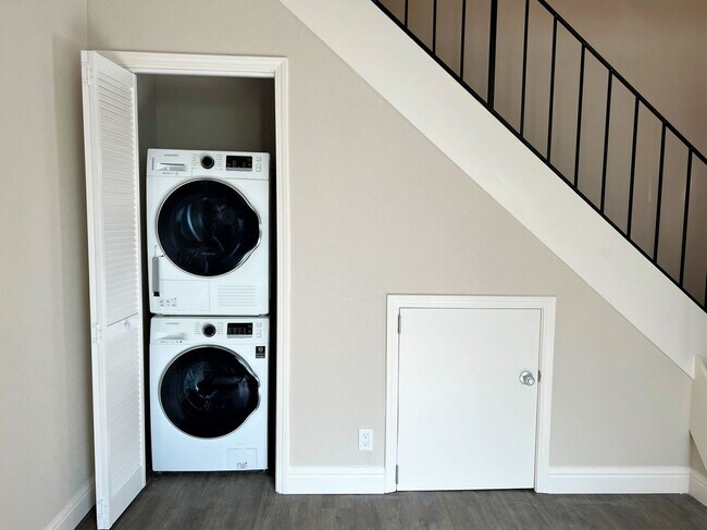 Building Photo - Recently Renovated 2 Bedroom 1 Bath, Two-Level Apartment-Great Midtown location!