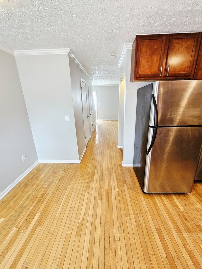 Building Photo - MOVE-IN READY! 2BR Townhome in Clintonville near OSU – W/D, Parking, Pet Friendly