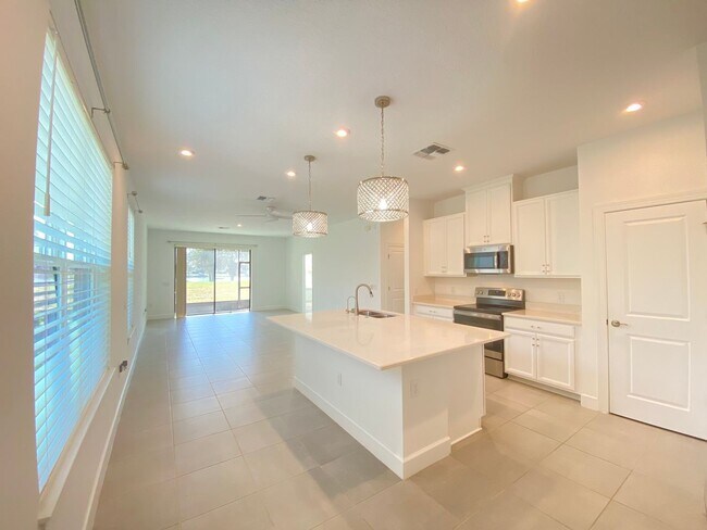 Building Photo - 2182 Palm Tree Dr