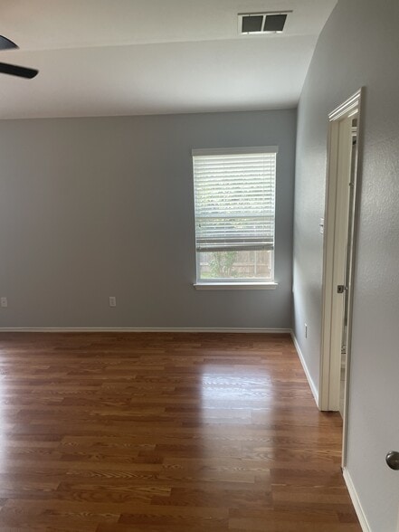 Building Photo - 3208 Clinton Pl