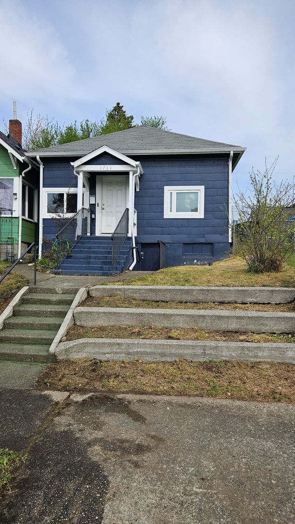 Building Photo - Cute 2-bed house,  Pet Friendly, Central location!