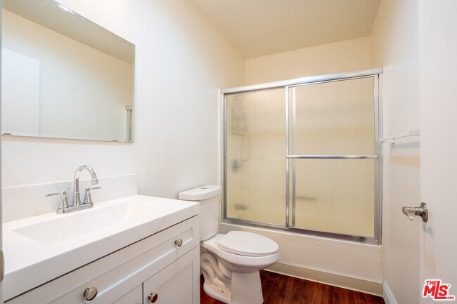 Building Photo - 820 S St Andrews Pl