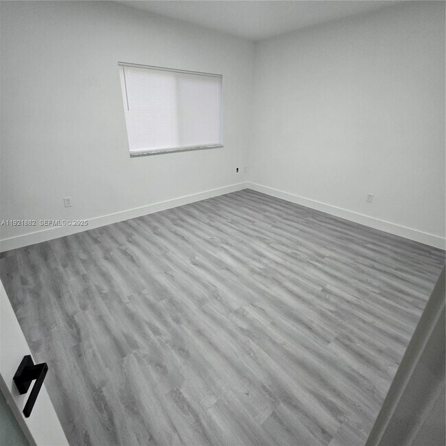 Building Photo - 4276 NE 26th Ct