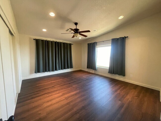 Building Photo - Palmdale 3 Bedroom + 2 Bathroom