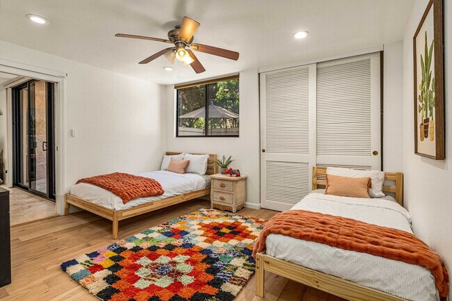 Building Photo - 2420 Torrey Pines Rd