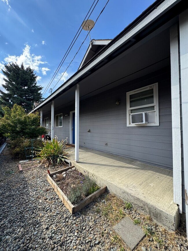 Building Photo - 404 Ruby St