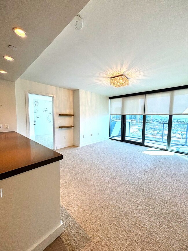 Building Photo - Luxurious 2 Bedroom, 2 Bath Condo with Stu...