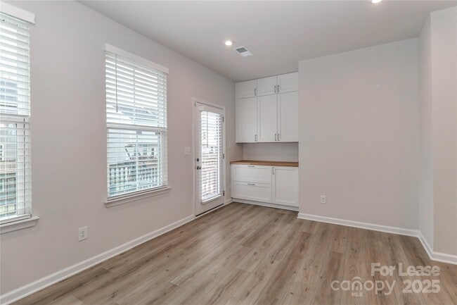 Building Photo - 5038 Springarn Ct