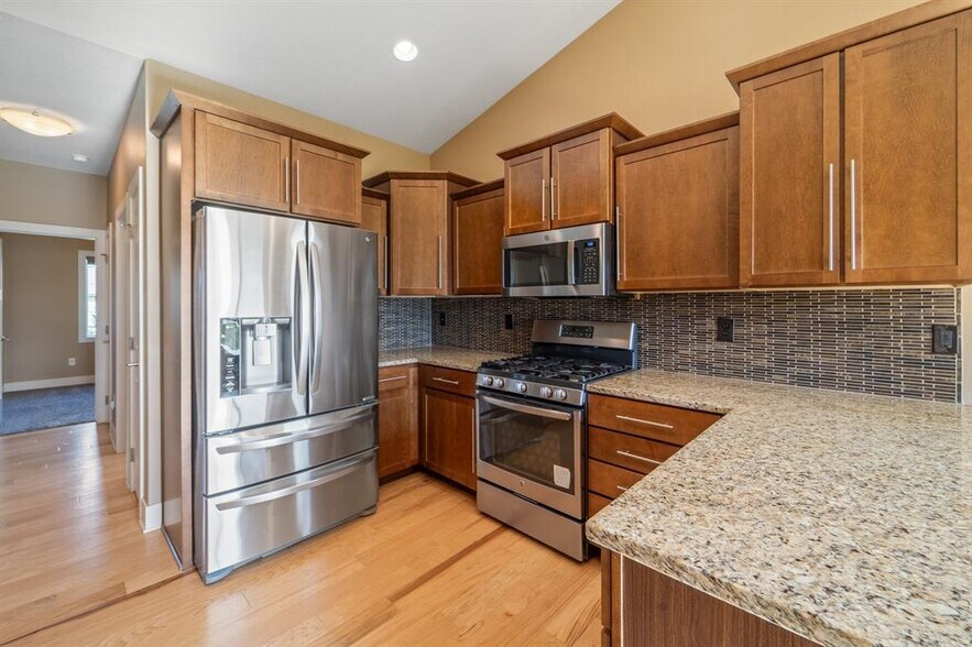 Building Photo - 916 NE Silkwood St