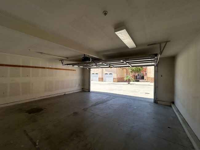 Building Photo - Beautiful 2 bed 2 1/2 bath Condo in Redlands, Ca.