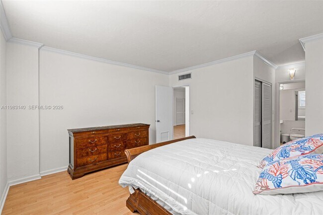 Building Photo - 90 Edgewater Dr