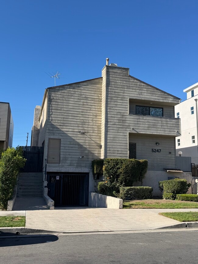 Two car tandem parking in garage - 5247 Agnes Ave