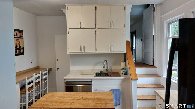 Building Photo - 136 Mead Ave