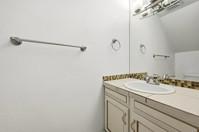 Building Photo - $2,040.95, 2-bed, 2-bath in Aurora with in Unit Laundry!