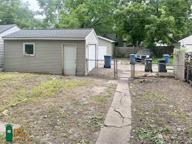 Building Photo - 4 Bedroom Home Close to Theodore Wirth Park