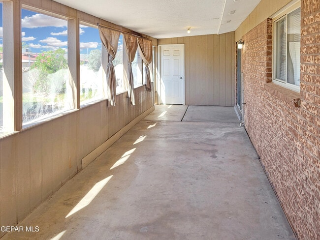 Building Photo - 1001 Shawnee Ln