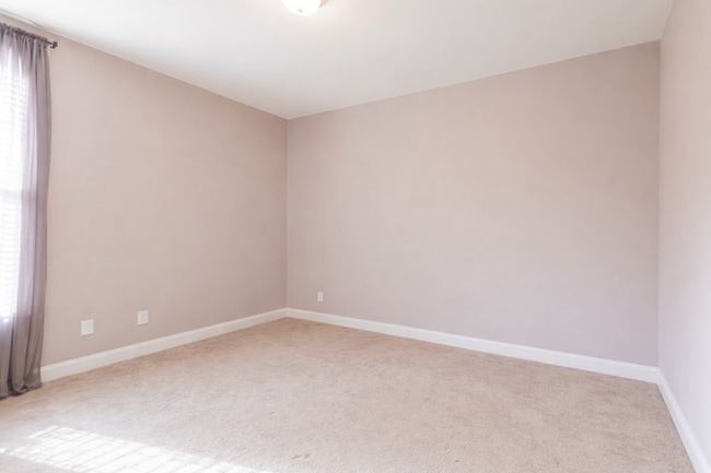 Building Photo - Fantastic Location & Price