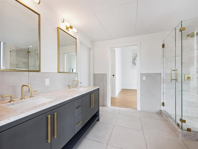 Building Photo - 70 Rainey St