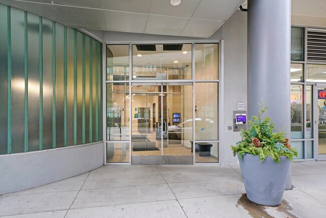 Building Photo - 909 W Washington Blvd