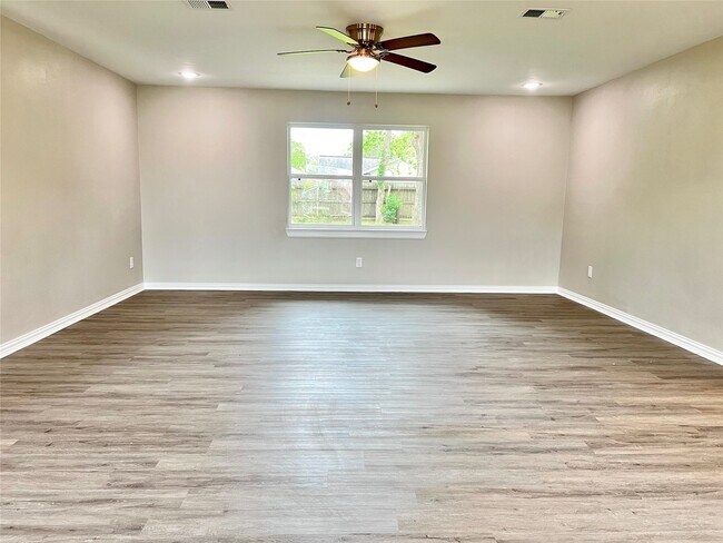 Building Photo - 813 Cedar Lawn Dr