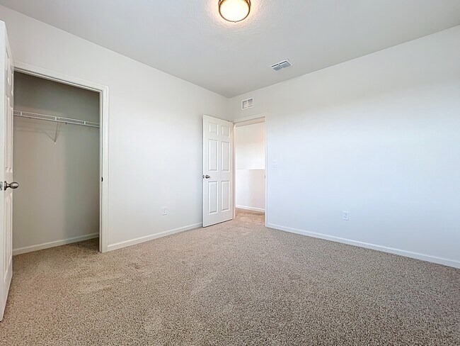 Building Photo - 870 Remington Green Dr SE