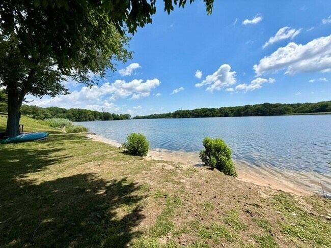Building Photo - 2Br/ 1Ba - Beautifully renovated first-floor walkout condo in water privileged community availabl...