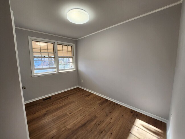 Building Photo - Room for rent in a 4 BD 2.5 BA Kings Park West Home