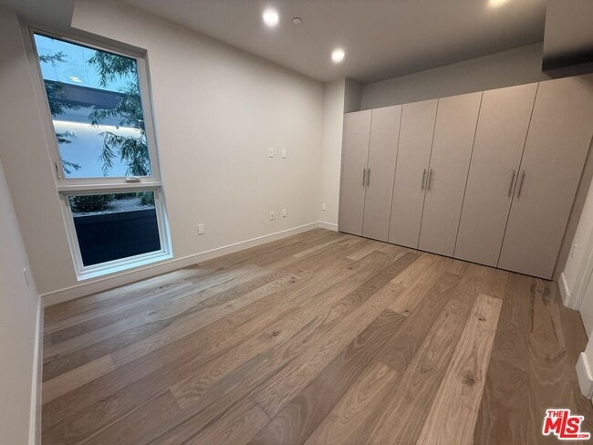 Building Photo - 505 S Barrington Ave