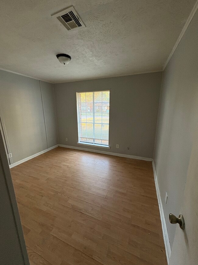 Building Photo - 1542 Midway St