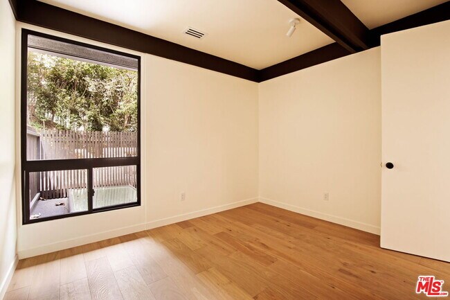 Building Photo - 5649 Valley Oak Dr
