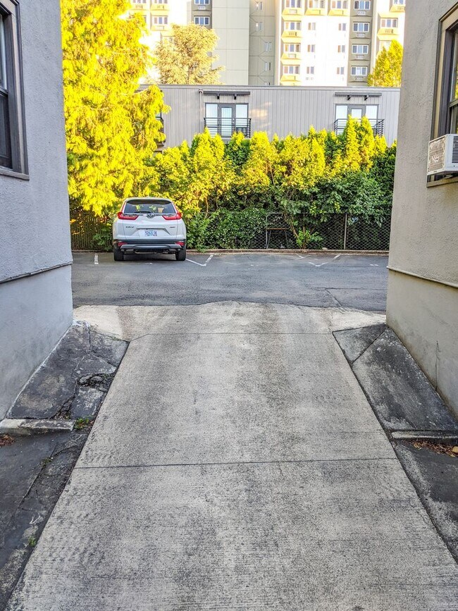 Building Photo - Furnished NW Alphabet district ground leve...