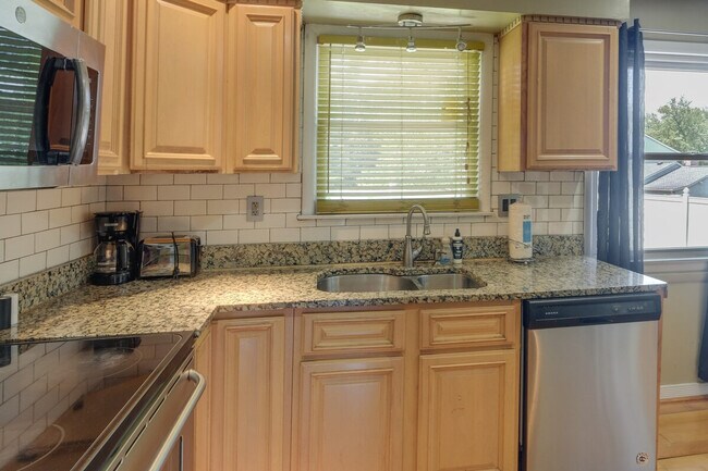 Building Photo - 9305 Pine View Ln