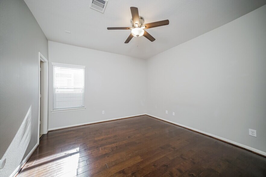 Building Photo - 4043 Mossy Pl Ln