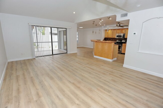Building Photo - 3 Bedroom Townhouse - $2800/mo - ANNUAL RE...