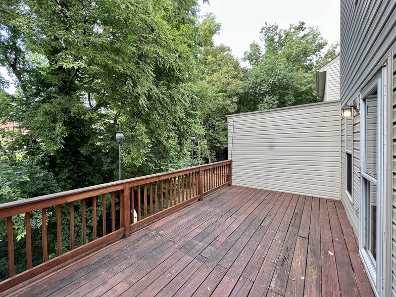 Building Photo - 116 Carriage Ct