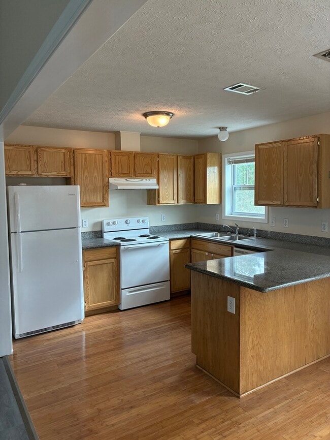 Building Photo - Beautiful 2/1 house