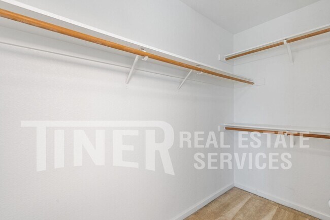 Building Photo - Spacious Home in Desireable Highland Hill ...