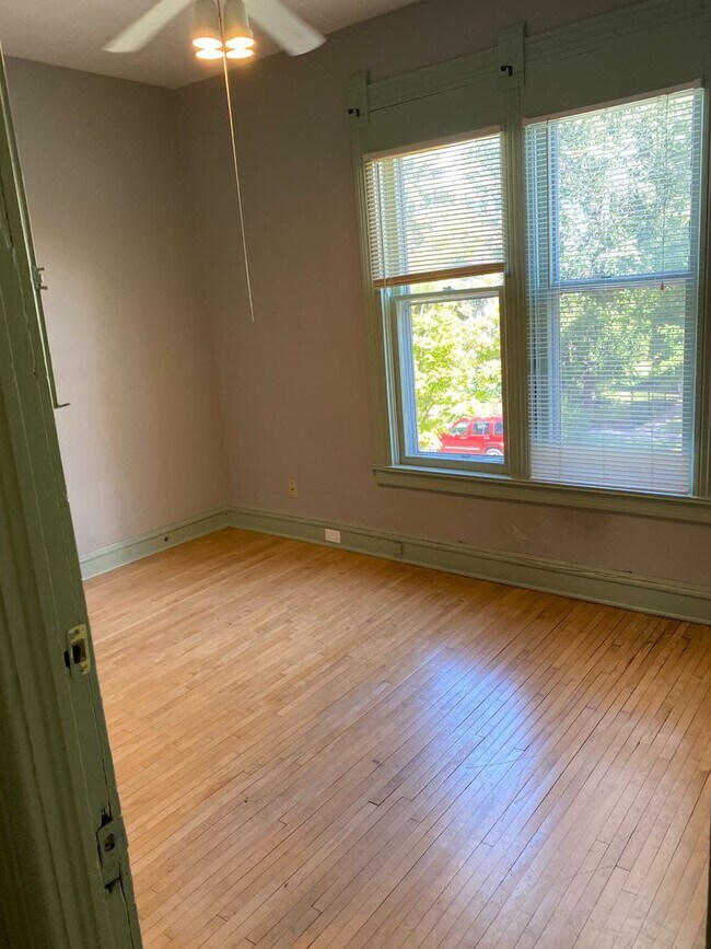 Building Photo - In the Heart of Dinkytown - Amazing 6 bedroom Victorian Rental Home,  Fall 2026!