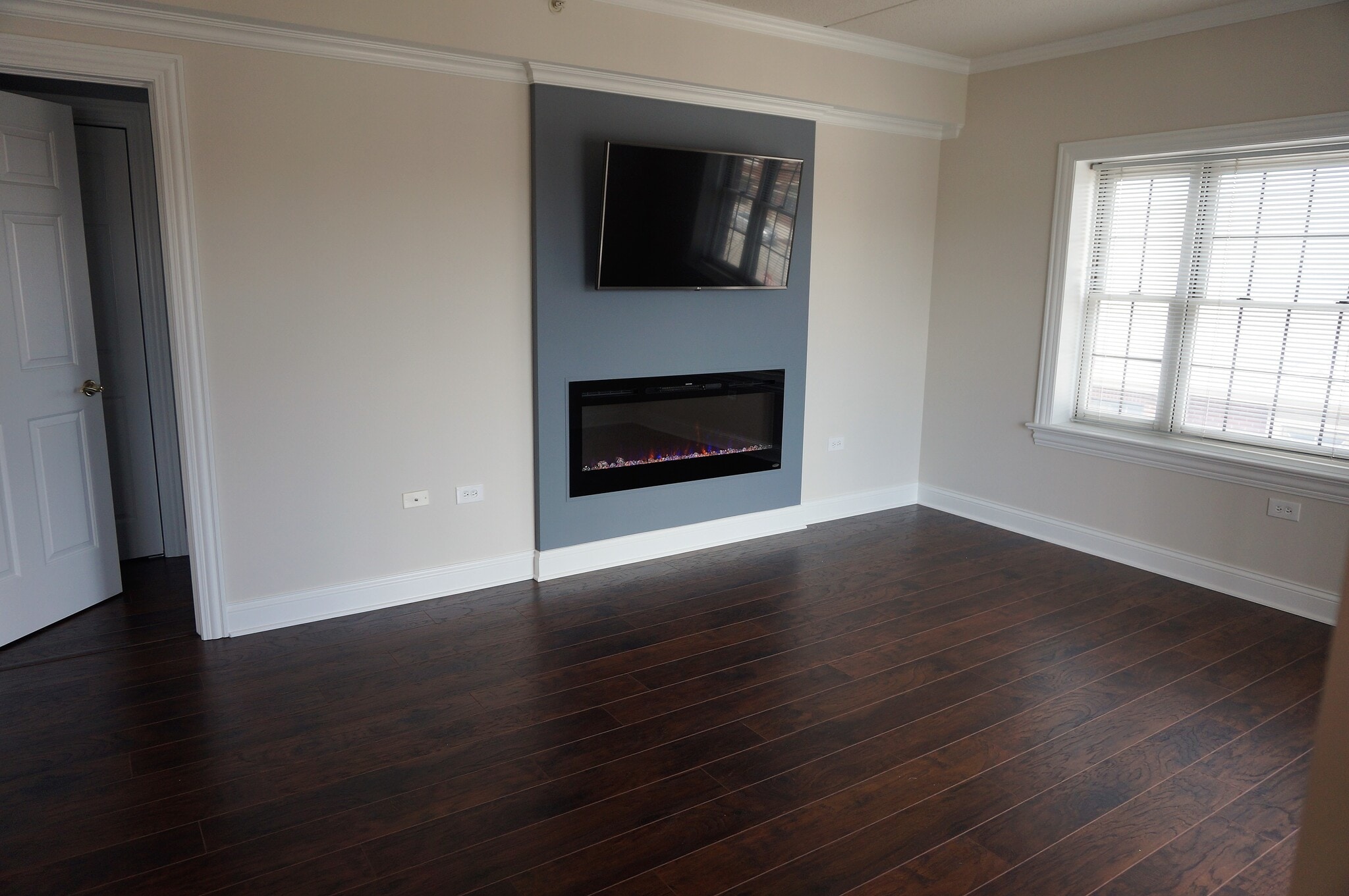 Building Photo - 210 N Addison Ave #401