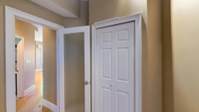 Building Photo - Renovated Bay Village  2 Bed on Cortes Street for June 1st