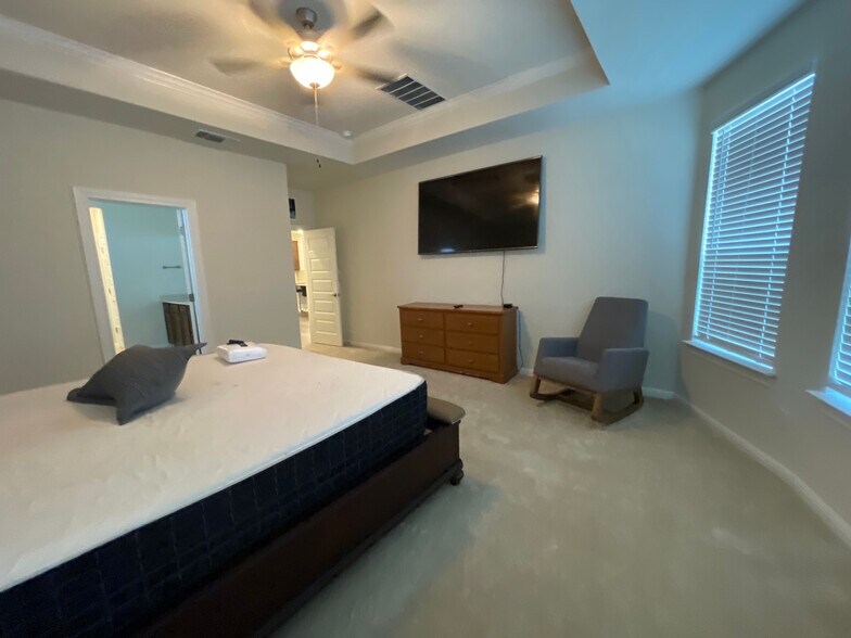 Building Photo - Room in House on Regatta Trl