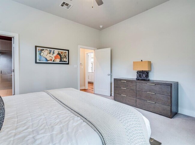 Building Photo - 17215 Oak Cliff Cir