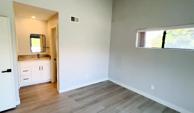Building Photo - Sun-Drenched Tri-Level Townhome Just Minutes from UCSD & Westfield UTC!