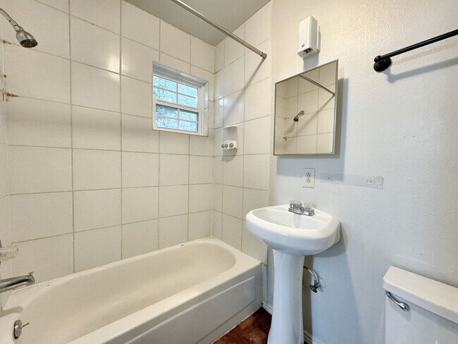 Building Photo - Quaint Apartment in Denver Heights