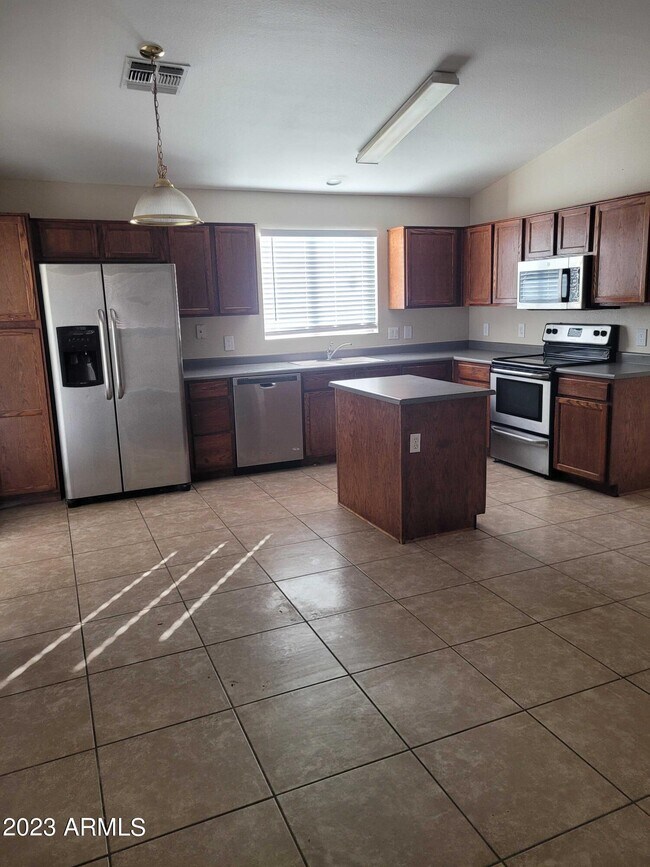 Building Photo - 1679 N La Fresa Dr